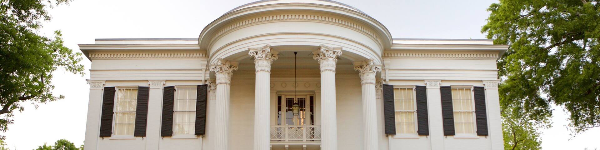 Mississippi Governor\'s Mansion which includes heritage architecture, an administrative buidling and a house