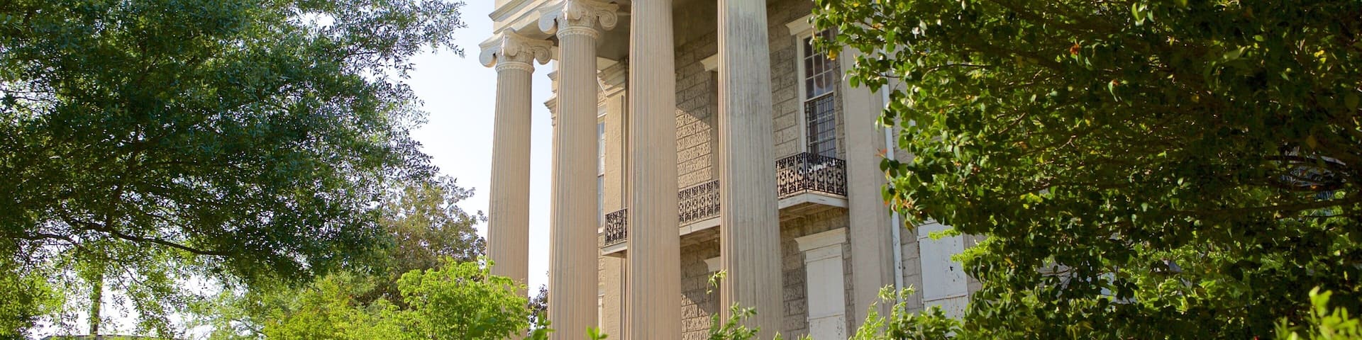 Warren County Courthouse which includes heritage architecture