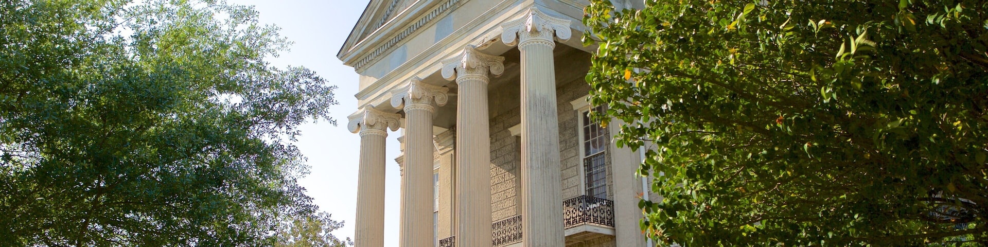 Warren County Courthouse showing heritage architecture
