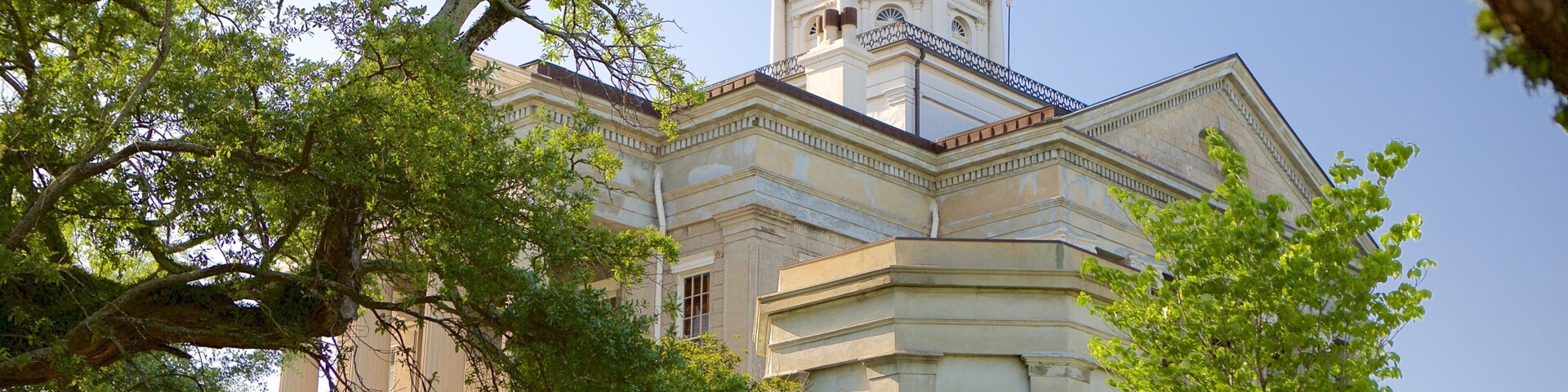 Warren County Courthouse featuring heritage architecture and an administrative buidling