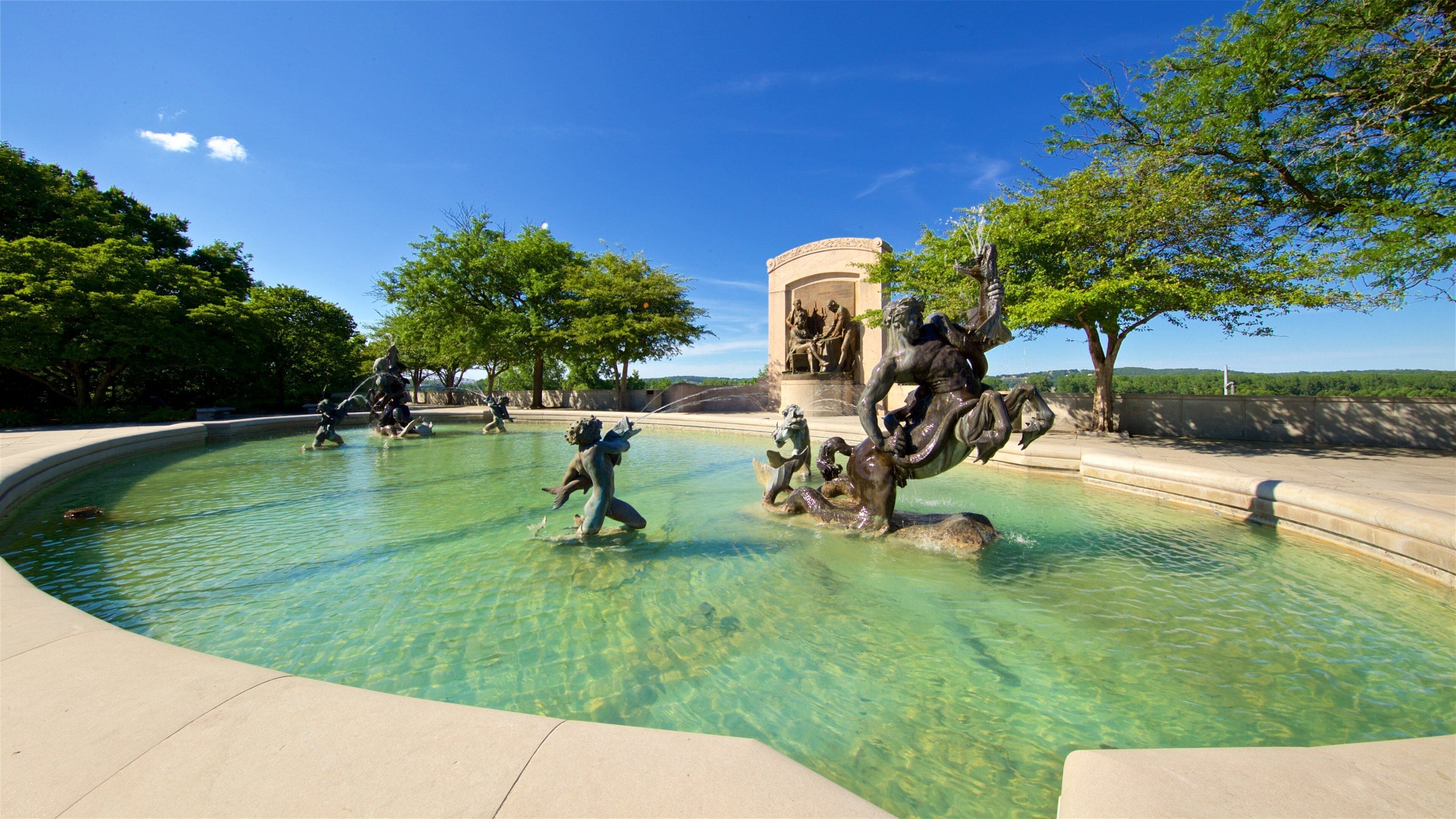 Missouri State Capitol ofreciendo una fuente y una estatua o escultura
