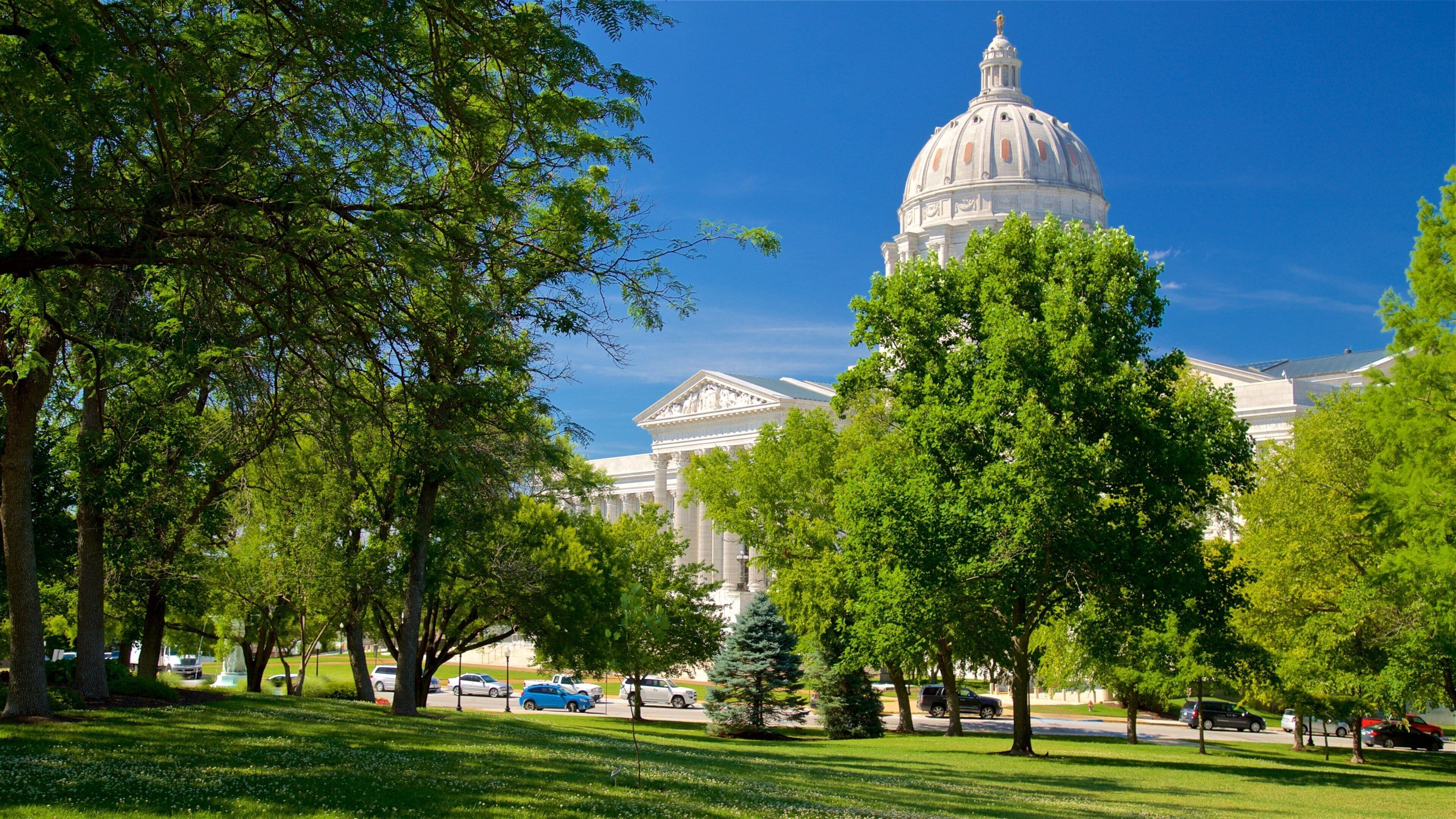 Missouri State Capitol which includes heritage architecture and a garden