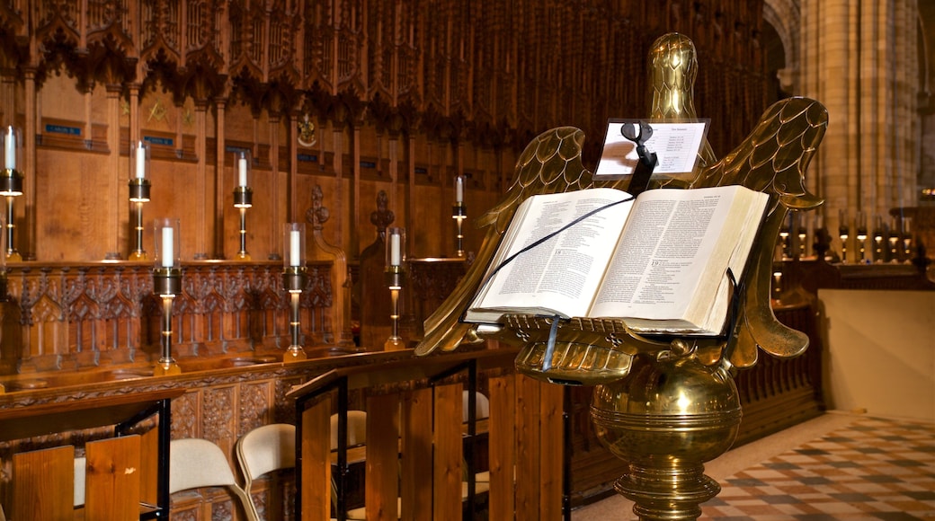 Catedral de Peterborough que incluye vistas interiores y elementos del patrimonio