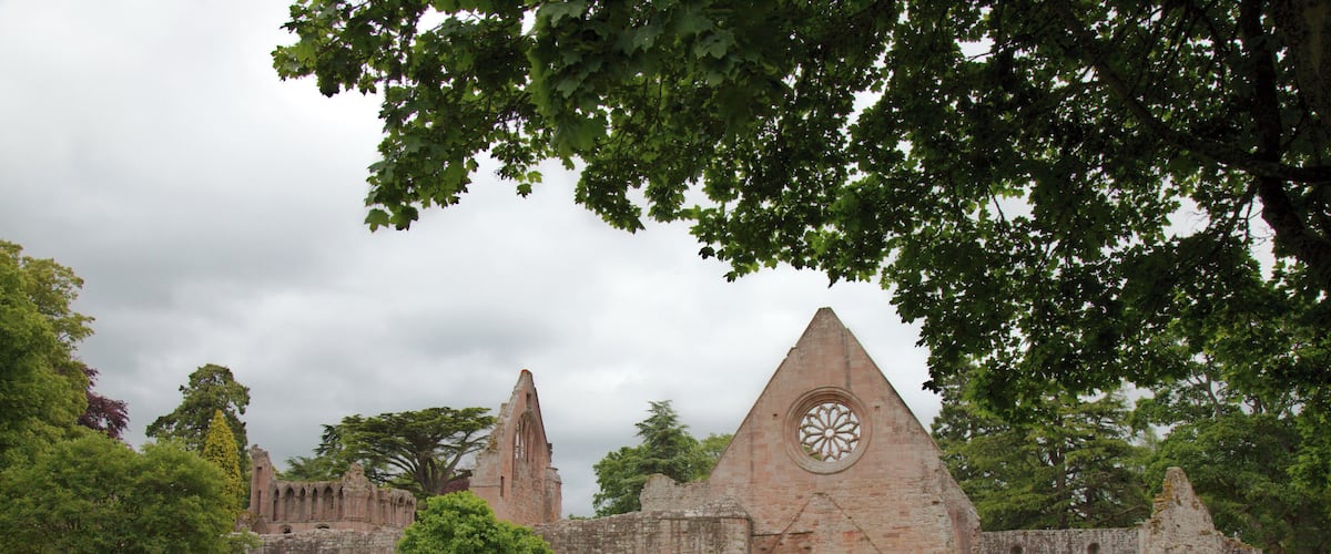 It's a nice place less popular than Melrose Abbey but also very beautiful.
I didn't have perfect conditions but I did my best to give some idea about this place.
You need to buy a ticket to get inside and there is no access early in the morning or late evening.