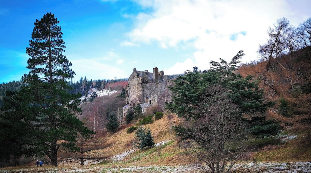 Lovely walk west along the historic River Tweed from Peebles leads to Neidpath Castle. This Castle is still being used as a residence. It's has a long history of seige, bankruptcy, famous visitors, starring in TV and Film and of course inevtable haunting by a young heartbroken maiden.