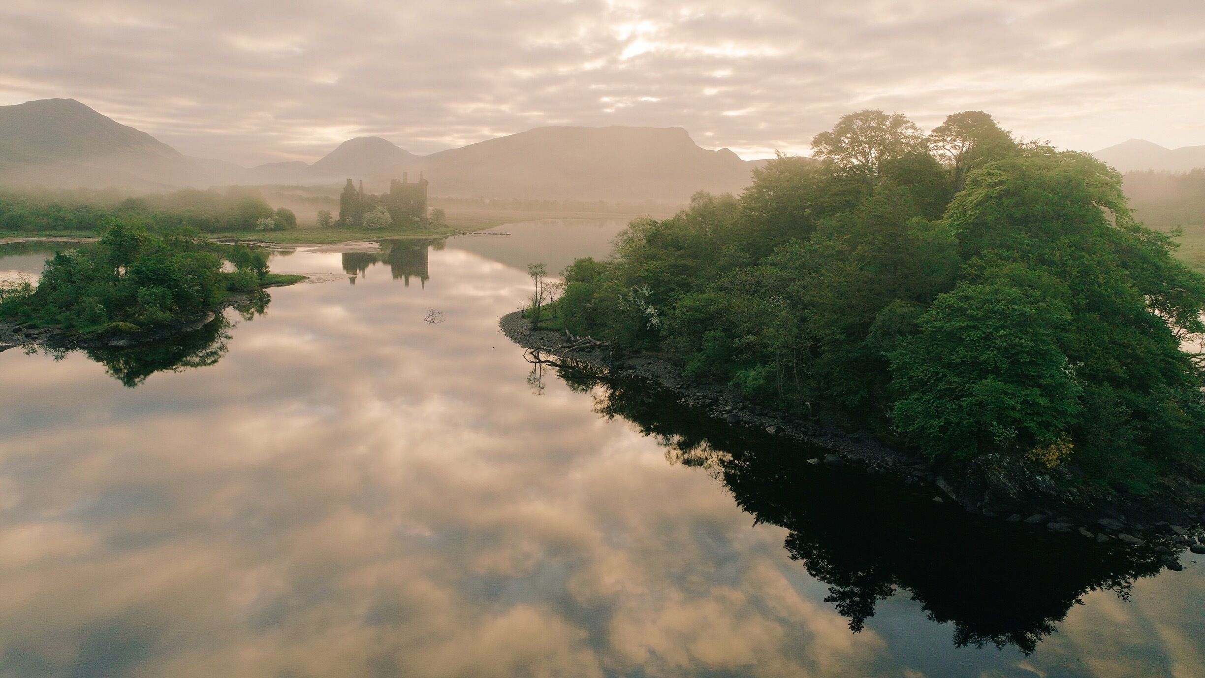 Perfect still morning in Scotland .... as we arrived here last spring , there where nobody in the castle , plan was the see the sunrise lighting up the mountain behind... but it turned out to be a misty, which turned out to be even better as the fog gave a moody effect to the castle ... I felt like going back in time .
#parks 