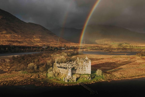 Great atmosphere at kilchurn castle in Scotland.. follow my instagram @ixnevin for more post