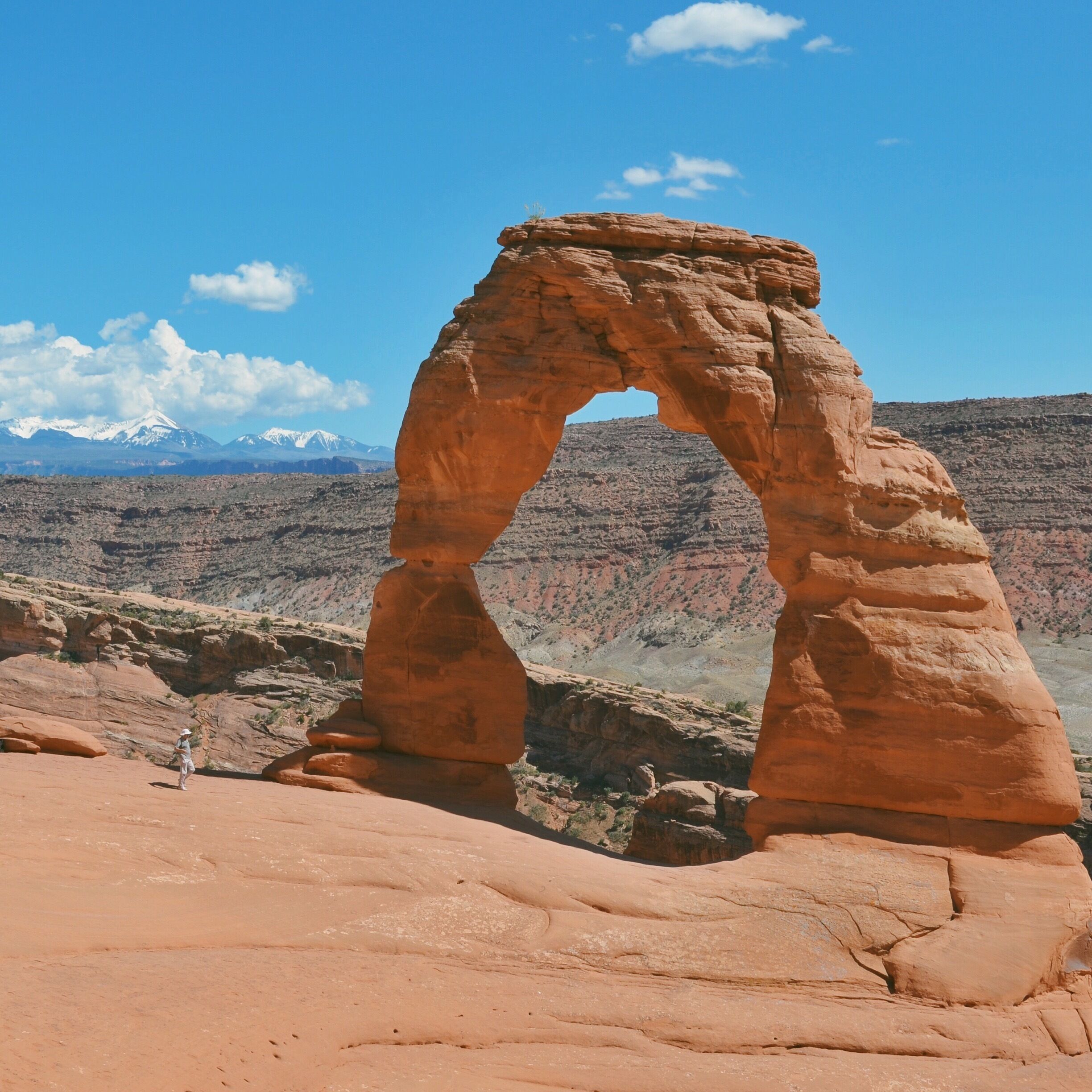 Amazing "Delicate Arch" in Arches National Park. This hike is a little difficult but so totally worth it because this is the view at the end. #ArchesNationalPark #Moab #Utah