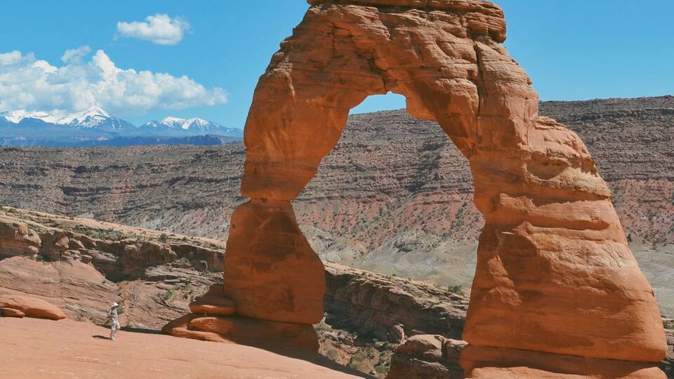 Amazing "Delicate Arch" in Arches National Park. This hike is a little difficult but so totally worth it because this is the view at the end. #ArchesNationalPark #Moab #Utah