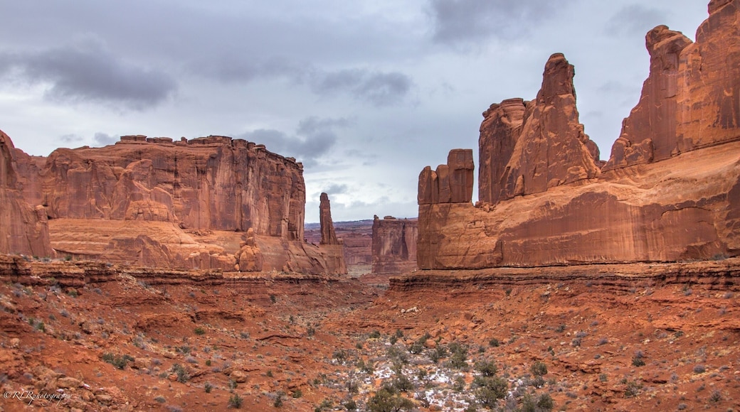 Breathtaking Rock formations around every corner. This is a must for your bucket list. We were so lucky, practically had the park to ourselves on Christmas day. The weather was bad but oh WOW. #nationalpark