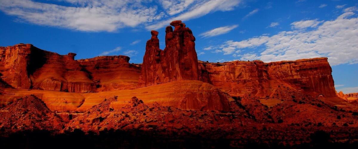 One of the most beautiful places in the world, Arches National Park. Hiking around the park you discover new rock formations that they'll blow you away. Amazing. #hiking #outdoors #place #awesomearth #wild #colorful #hiking