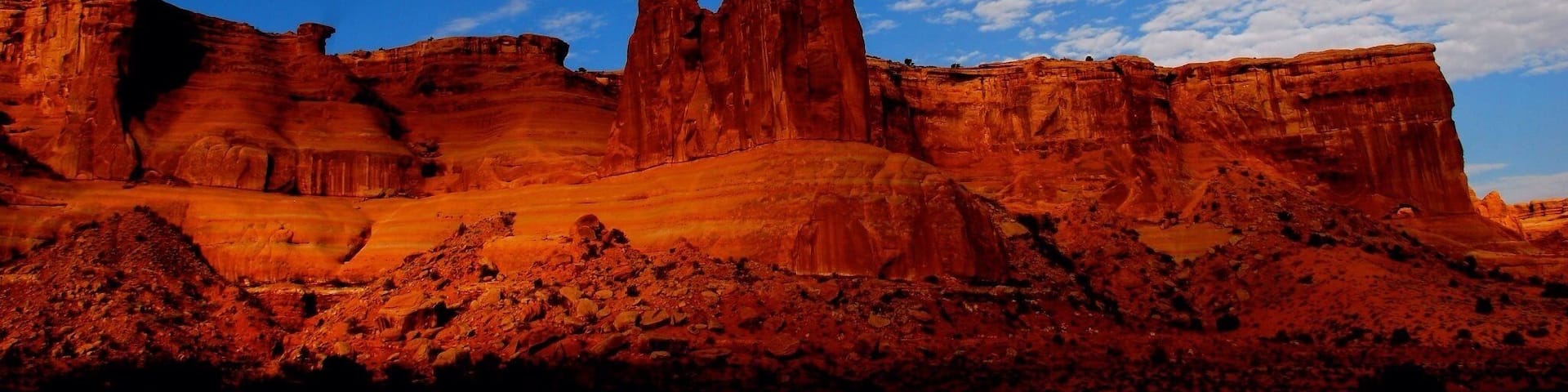 One of the most beautiful places in the world, Arches National Park. Hiking around the park you discover new rock formations that they'll blow you away. Amazing. #hiking #outdoors #place #awesomearth #wild #colorful #hiking