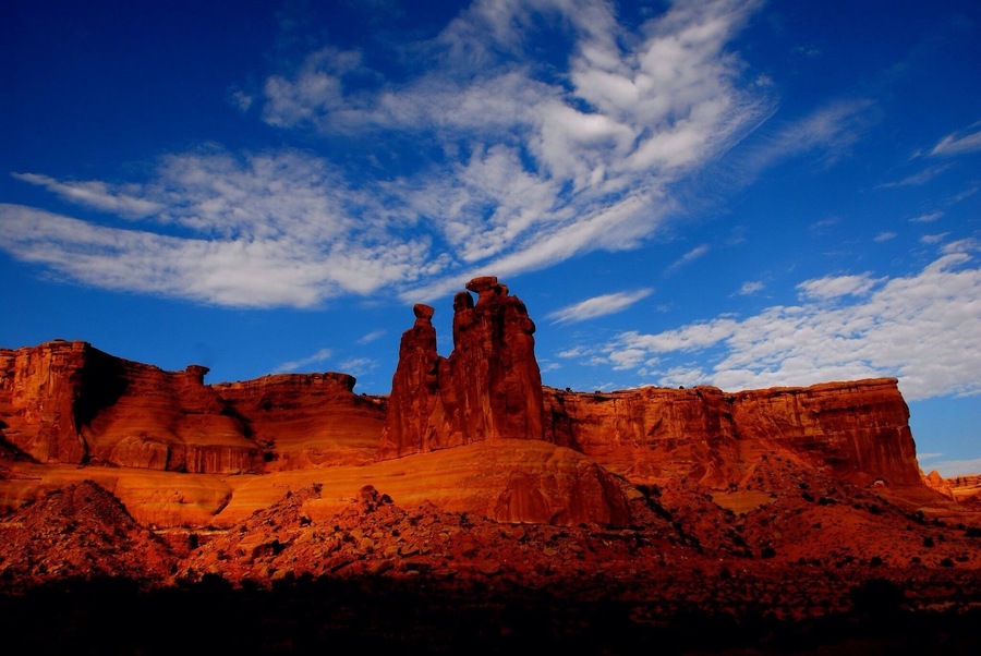 One of the most beautiful places in the world, Arches National Park. Hiking around the park you discover new rock formations that they'll blow you away. Amazing. #hiking #outdoors #place #awesomearth #wild #colorful #hiking