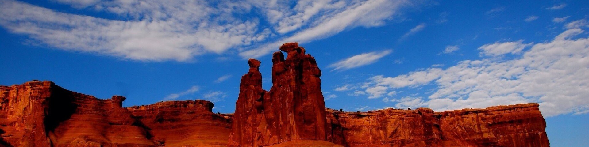 One of the most beautiful places in the world, Arches National Park. Hiking around the park you discover new rock formations that they'll blow you away. Amazing. #hiking #outdoors #place #awesomearth #wild #colorful #hiking