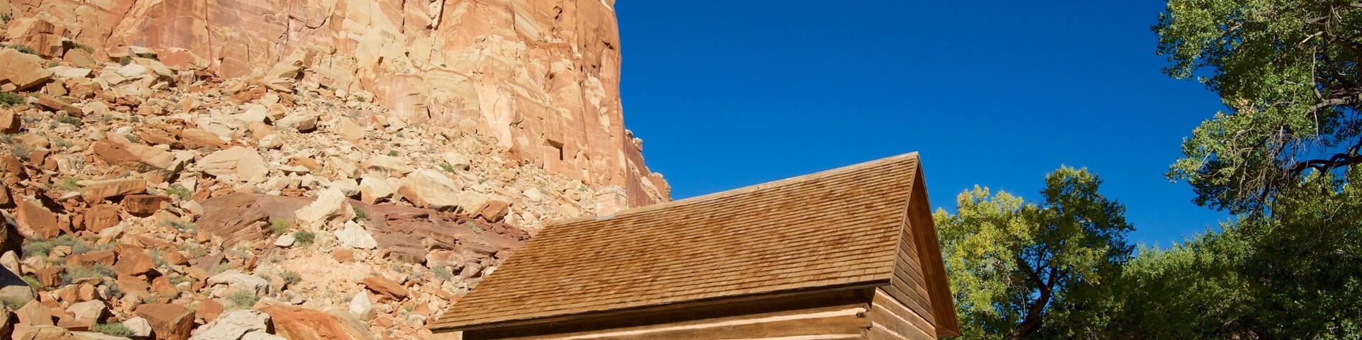 Capitol Reef National Park que incluye escenas tranquilas, una garganta o cañón y vista al desierto