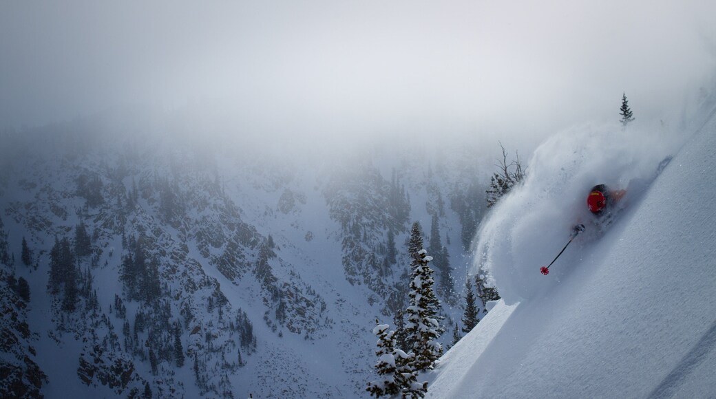 Solitude Mountain Resort which includes snow skiing, snow and mountains