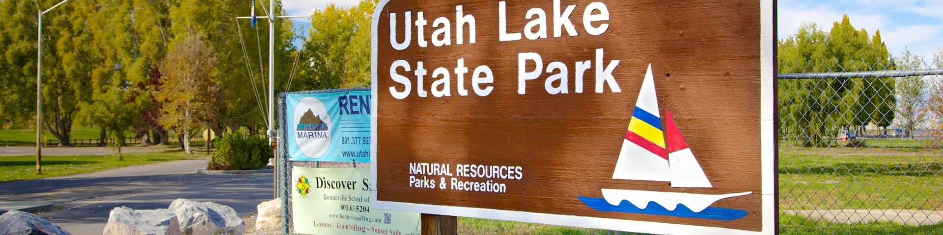 Schild für den Utah Lake State Park mit einer Illustration eines Segelbootes.