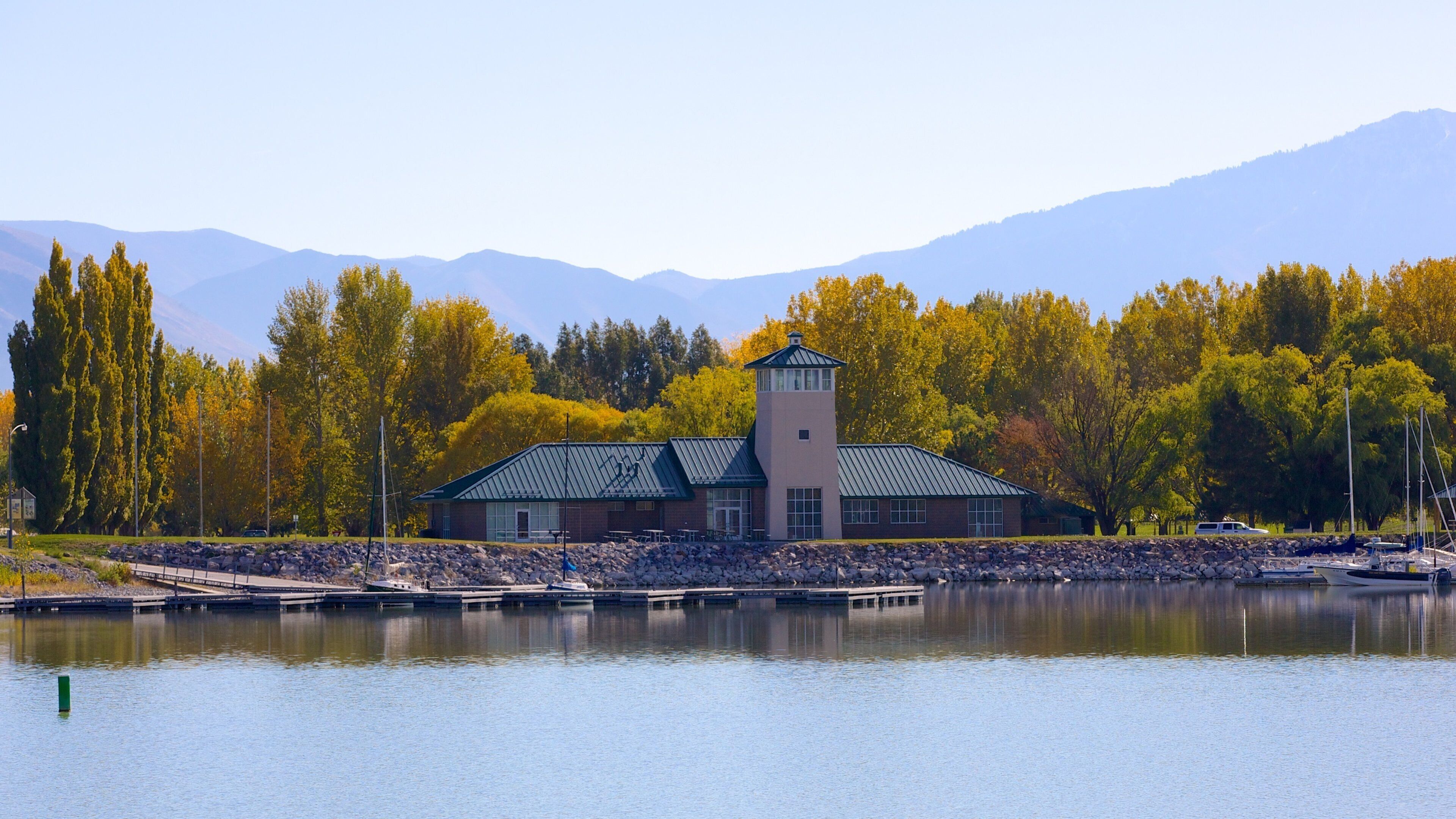 Utah Lake State Park bevat een park, landschappen en een meer of poel