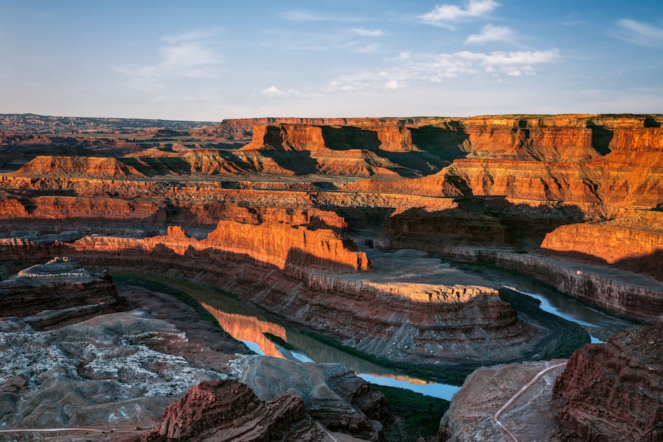 Ein tiefes Canyon mit schichtartigen Felsformationen und einem Fluss.