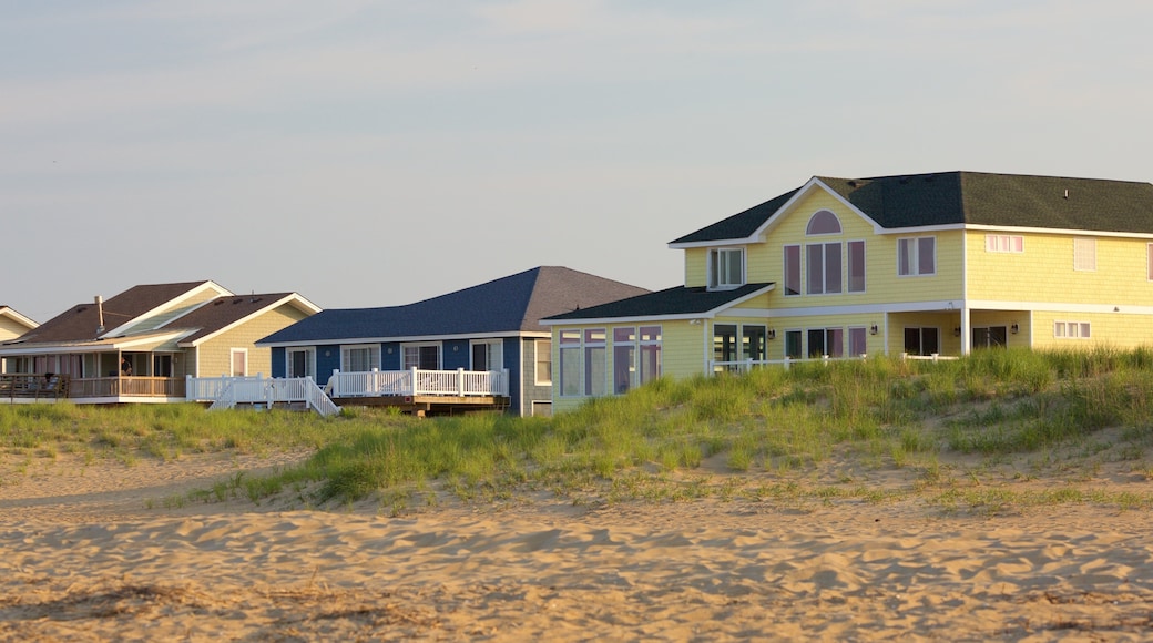 Sandbridge Beach og byder på et hus, en strand og en kystby