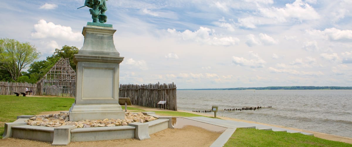 Historic Jamestowne mostrando paisagens litorâneas, um monumento e uma estátua ou escultura