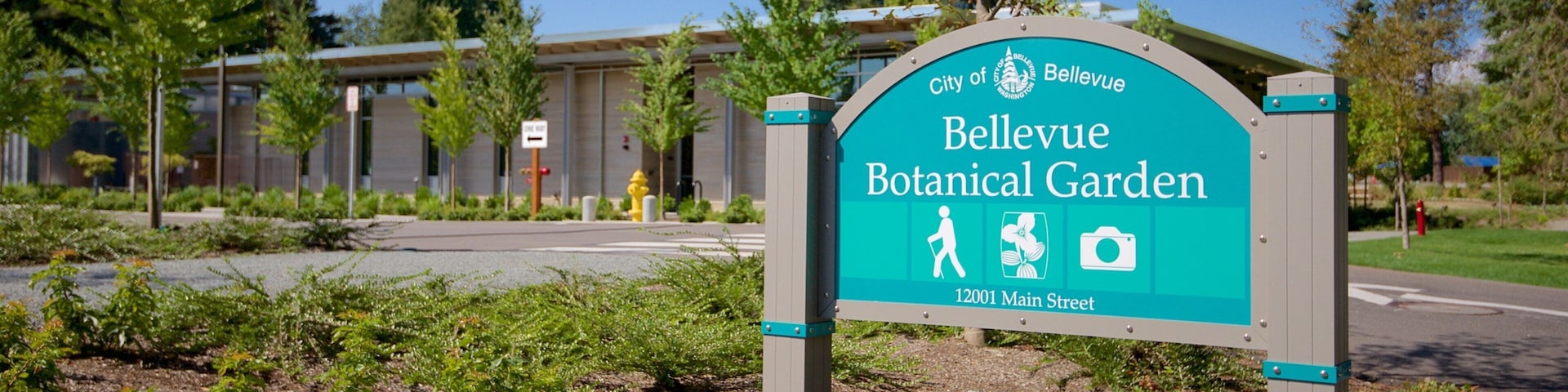 Bellevue Botanical Garden mostrando señalización y un parque