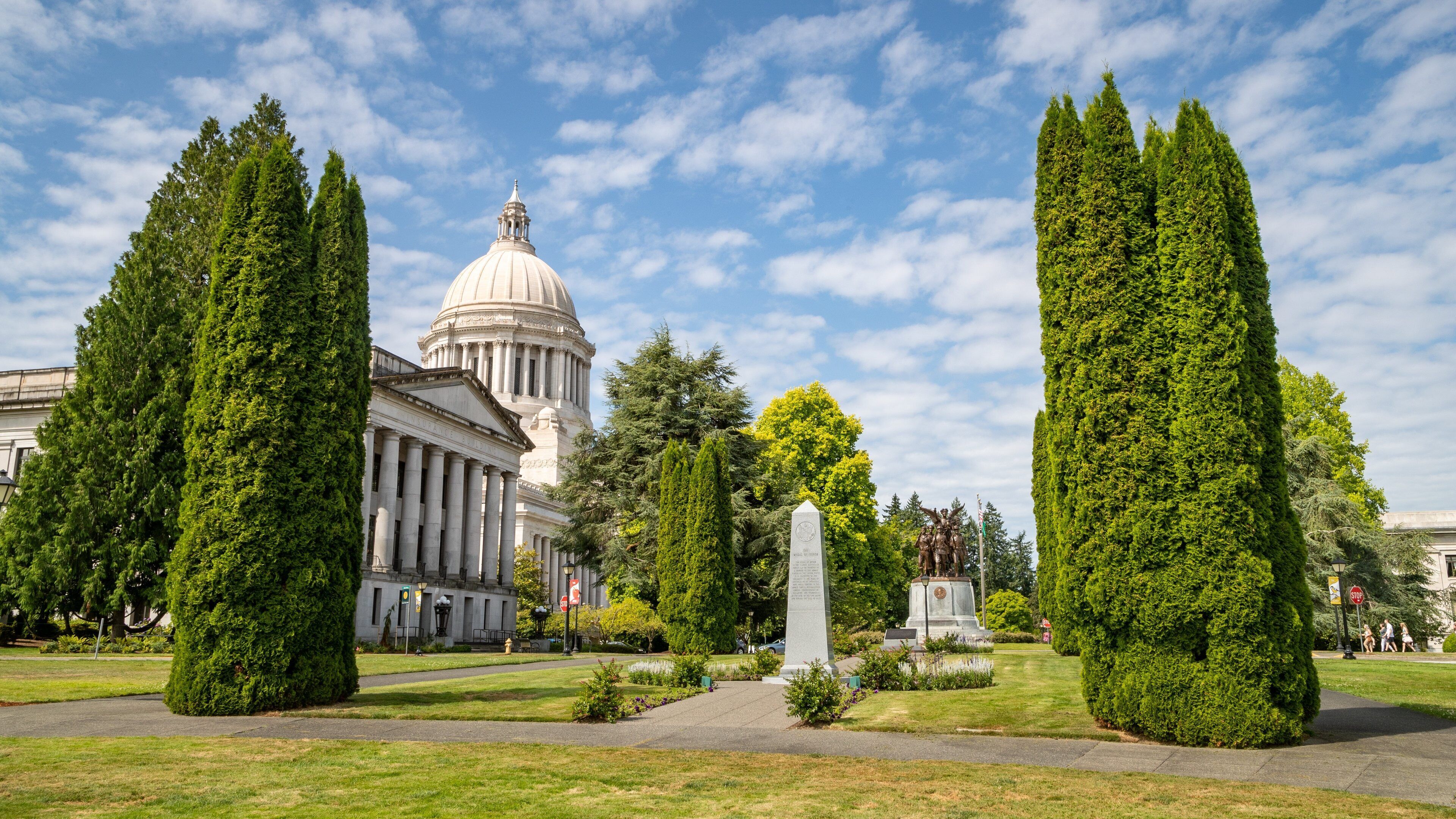 Washington State Capitol showing an administrative buidling, heritage architecture and a garden