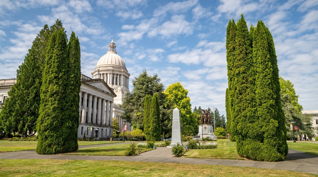 Washington State Capitol showing an administrative buidling, heritage architecture and a garden
