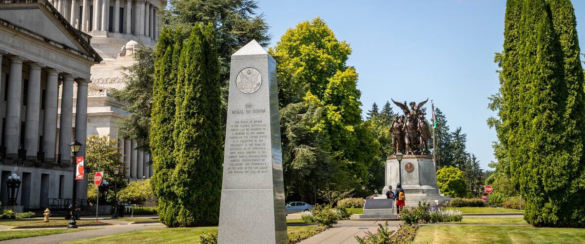 Washington State Capitol featuring an administrative buidling, a park and a statue or sculpture