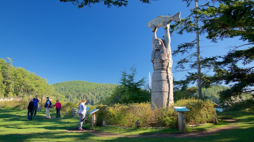ディセプション州立公園 フィーチャー 公園 と 像あるいは彫刻 及び 少数の人々