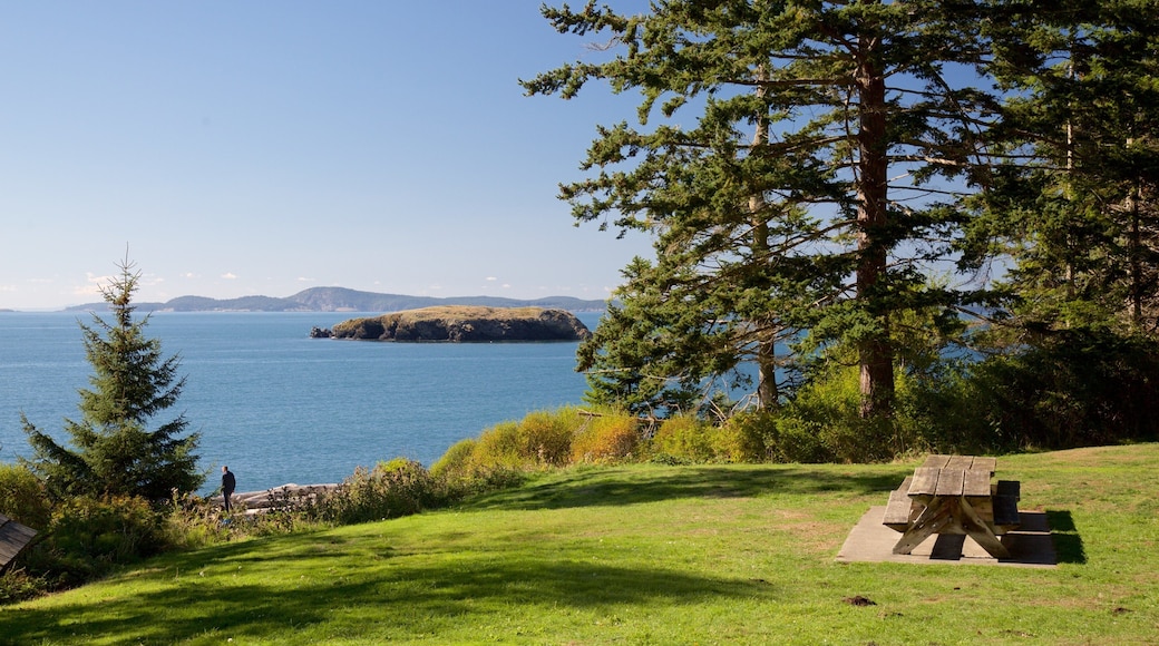 Deception State Park fasiliteter samt bukt eller havn, hage og utsikt mot øy