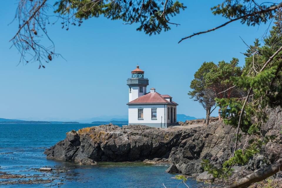 Un faro sobre un risco junto al mar.