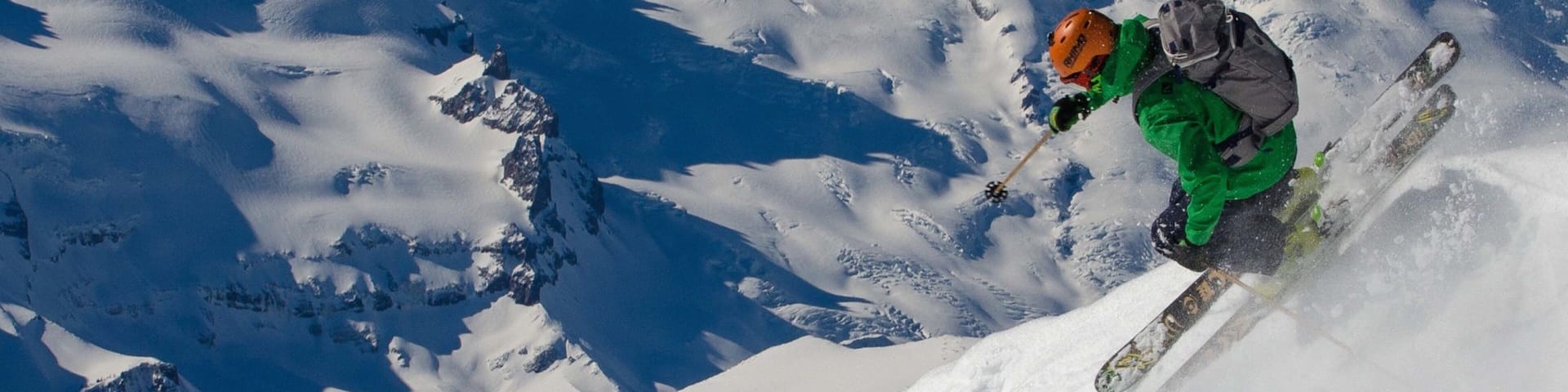 Un esquiador descendiendo por una ladera nevada.