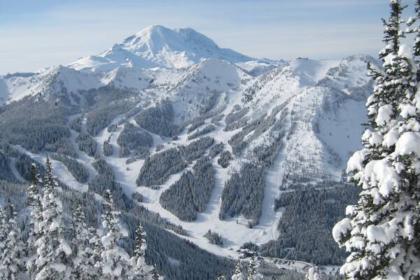 Crystal Mountainin hiihtokeskus joka esittää maisemat, lunta ja vuoret