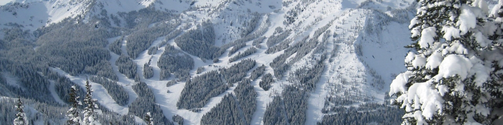 Centro de ski Crystal Mountain ofreciendo montañas, vista panorámica y nieve