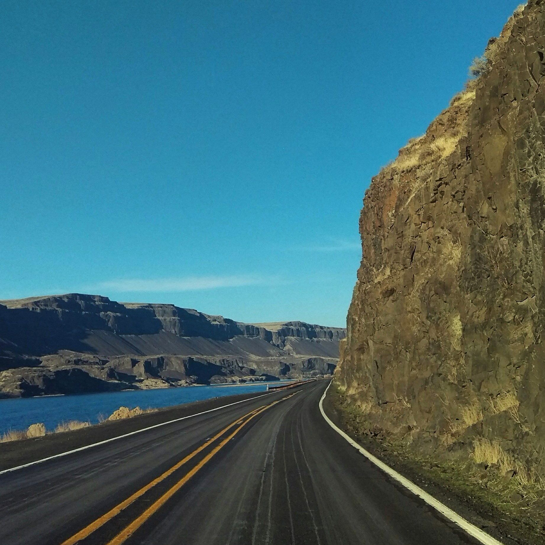 Very dramatic scenery on the road towards the Grand Coulee Dam! 