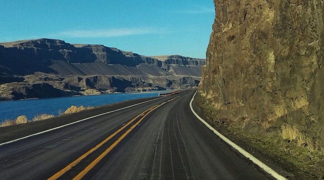Very dramatic scenery on the road towards the Grand Coulee Dam!