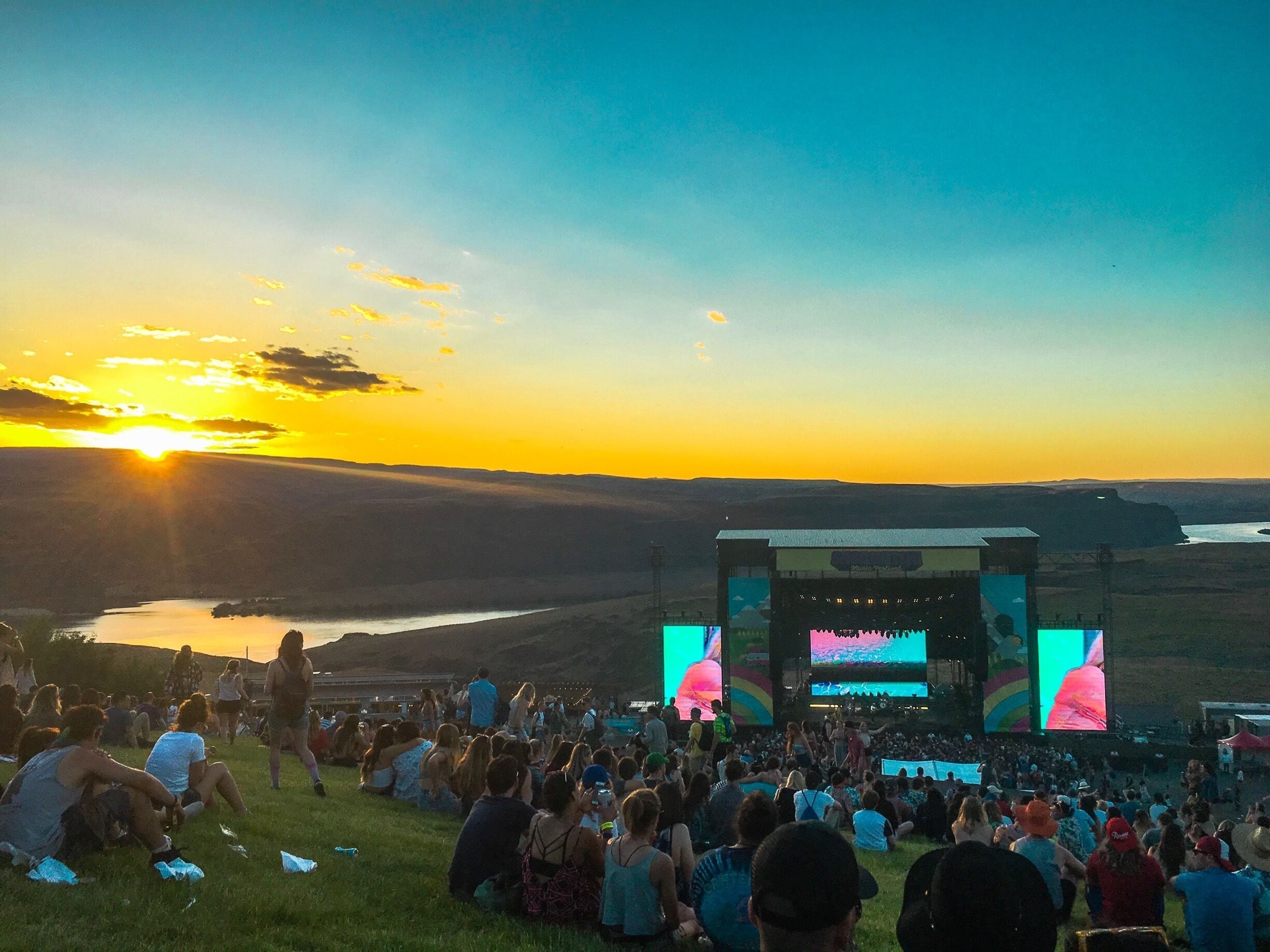 GORGEous #sunset #george #quincy #washington #easternwashington #sasquatch #festival #sasquatchfestival #colombiariver #gorge #sky #clouds #concert #theshins