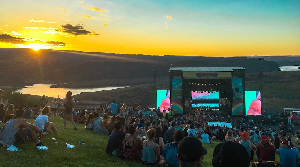 GORGEous #sunset #george #quincy #washington #easternwashington #sasquatch #festival #sasquatchfestival #colombiariver #gorge #sky #clouds #concert #theshins
