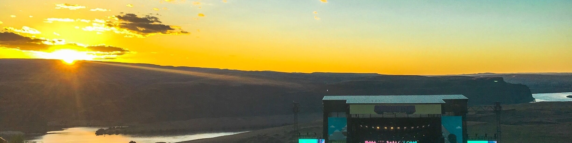 GORGEous #sunset #george #quincy #washington #easternwashington #sasquatch #festival #sasquatchfestival #colombiariver #gorge #sky #clouds #concert #theshins