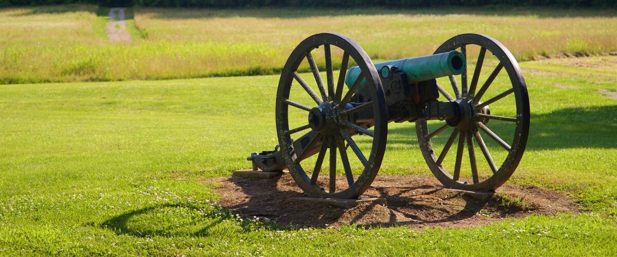 Parque nacional Wilsons Creek National Battlefield mostrando artículos militares, elementos del patrimonio y escenas tranquilas