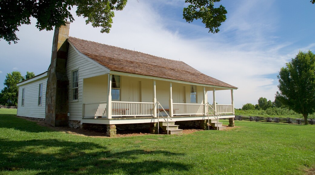Wilsons Creek National Battlefield showing a house and tranquil scenes