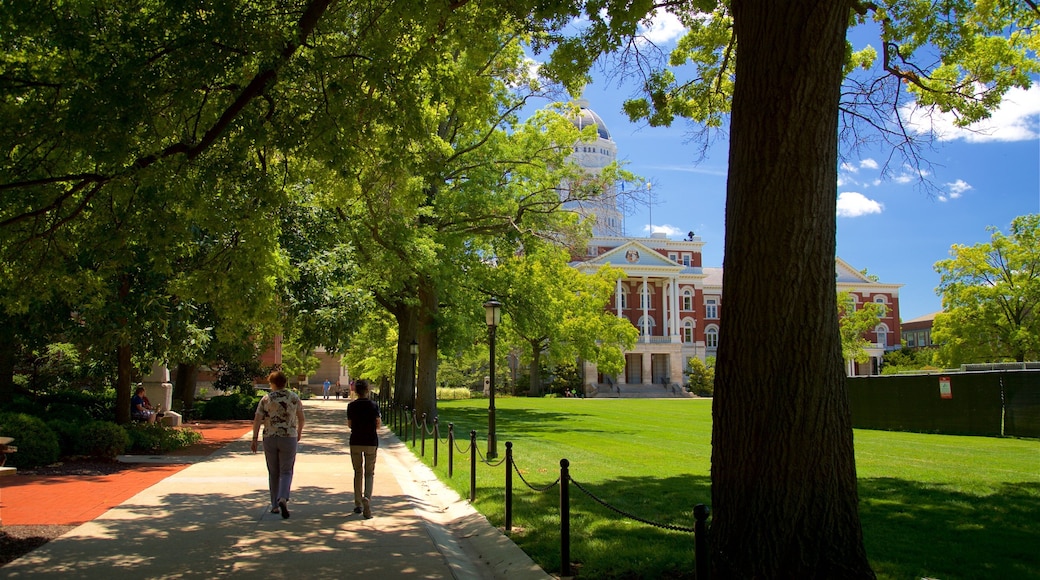 University of Missouri showing heritage architecture, street scenes and a park