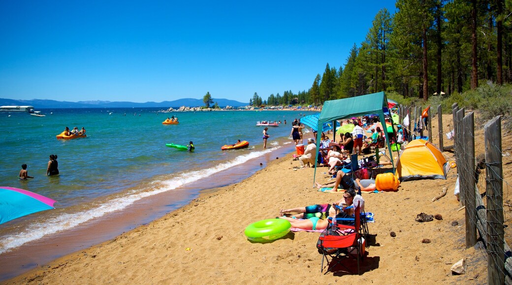 Zephyr Cove Beach mostrando natação e uma praia de areia assim como um grande grupo de pessoas