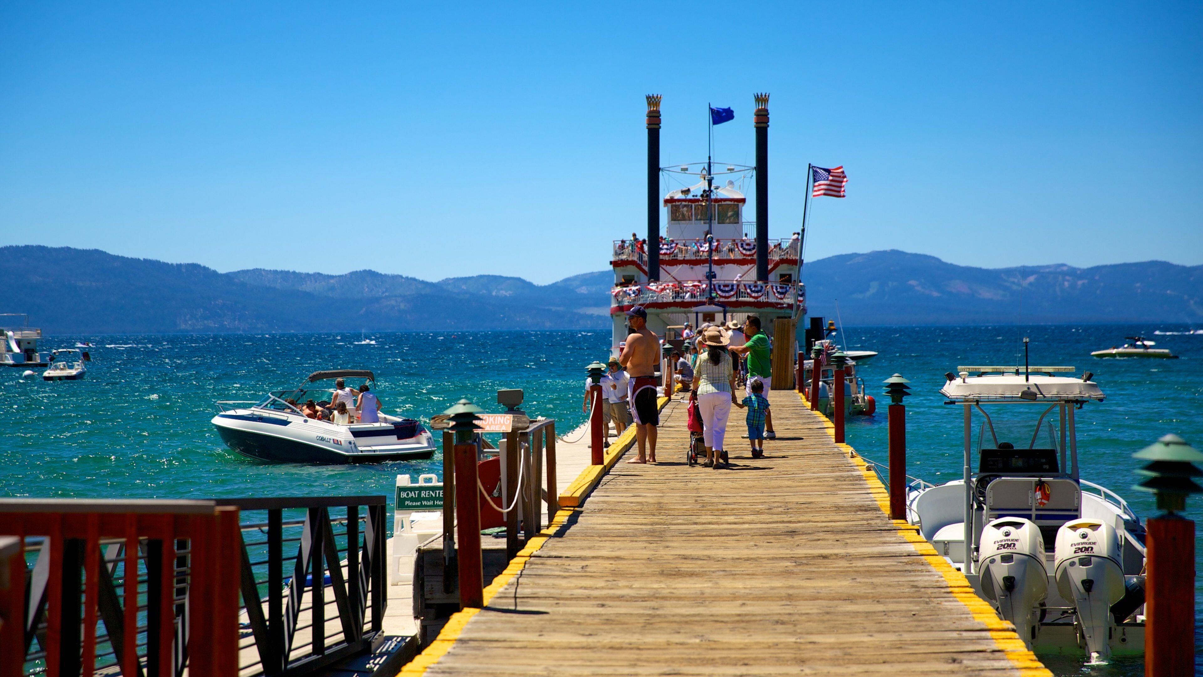 Zephyr Cove Beach montrant baie ou port, marina et navigation