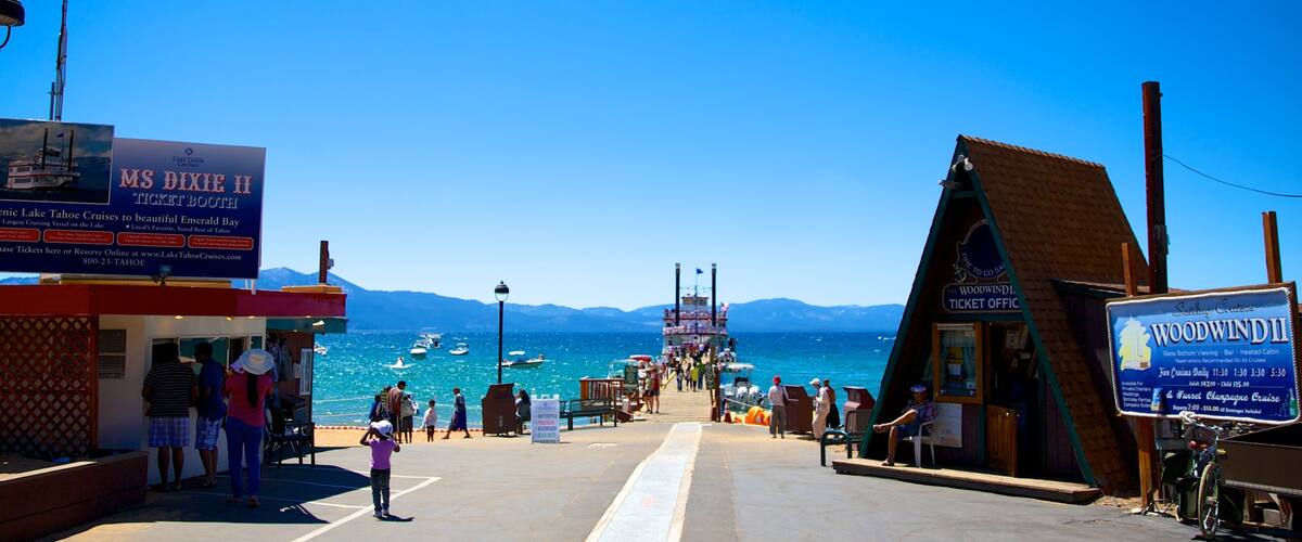 หาด Zephyr Cove ซึ่งรวมถึง วิวเมือง, เมืองชายฝั่ง และ อ่าวหรือท่าเรือ