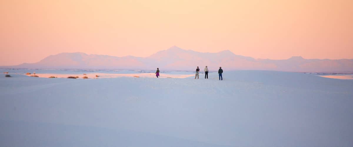 Monumento Nacional Arenas Blancas que incluye una playa y una puesta de sol