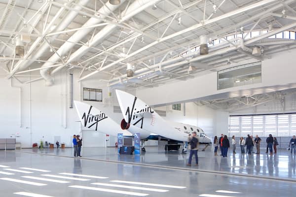 Spaceport America que incluye aeronave, elementos industriales y vistas interiores