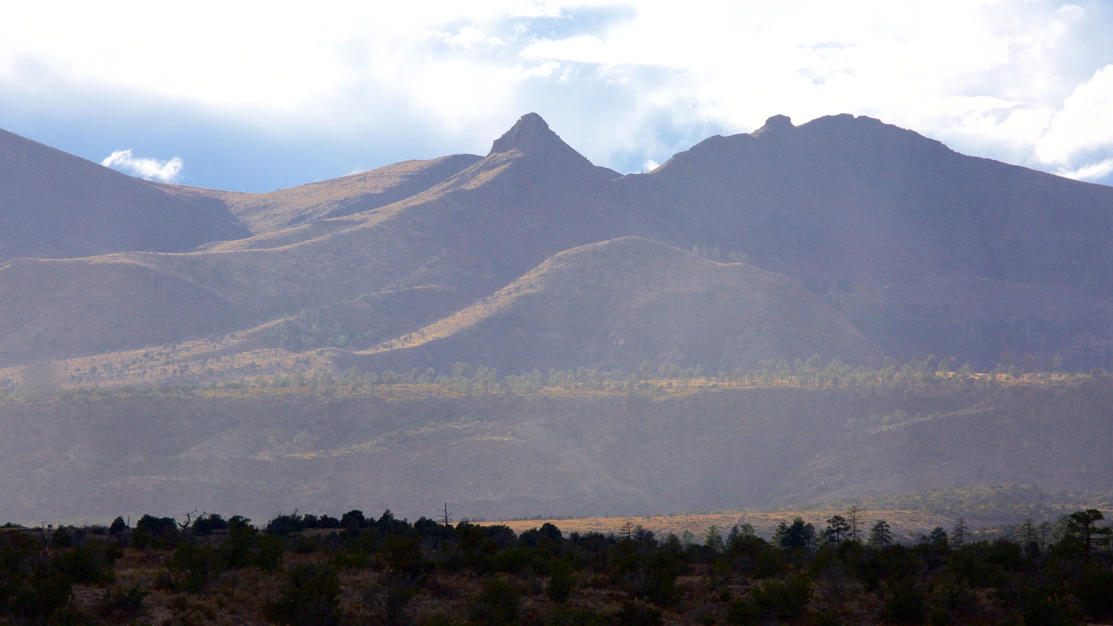 Bandelier National Monument showing tranquil scenes and mountains