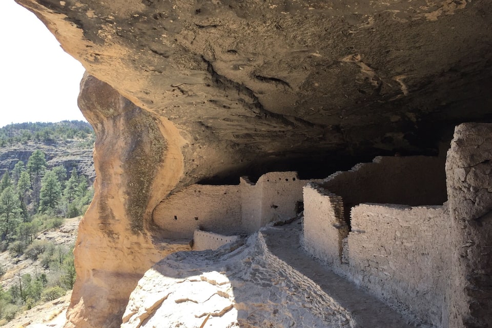 Un'imponente formazione rocciosa con antichi insediamenti rupestri.